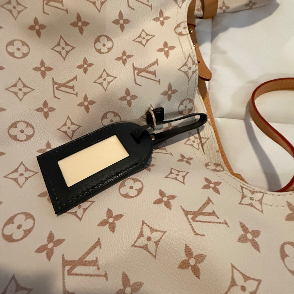 Louis Vuitton - Picture 7 of 15